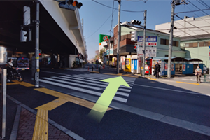 信号を渡り、まっすぐ進みます。