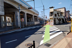 信号を渡り、そのまままっすぐ進みます。