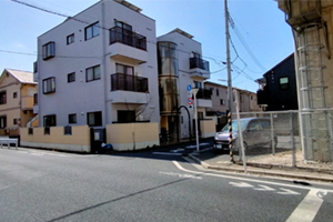 白い建物、アドバーンスハイムの101号室です。インターホンを押してください。