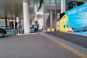 階段を降りたら、右へ、線路沿いに進みます。