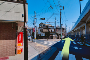 信号を渡り、そのまままっすぐ高架線路に沿い進みます。(交差点の左には動物病院があります)